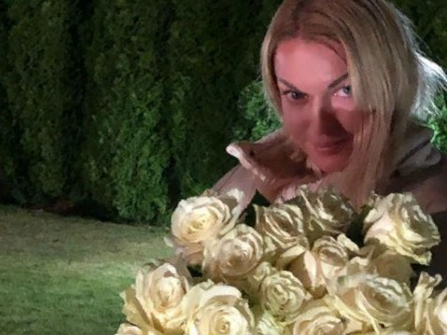 Волочковой подарили шикарный букет белых роз фото