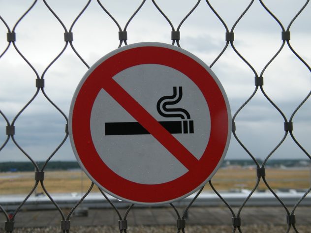 В аэропортах сохраниться запрет на курение