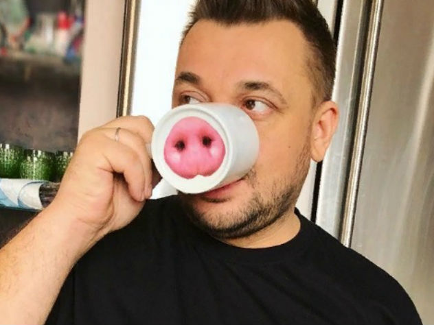 Сергей Жуков показал в Сети кружку со свиным рылом фото