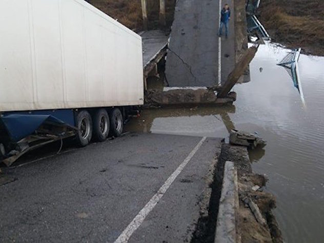 фура упала с моста Приморье
