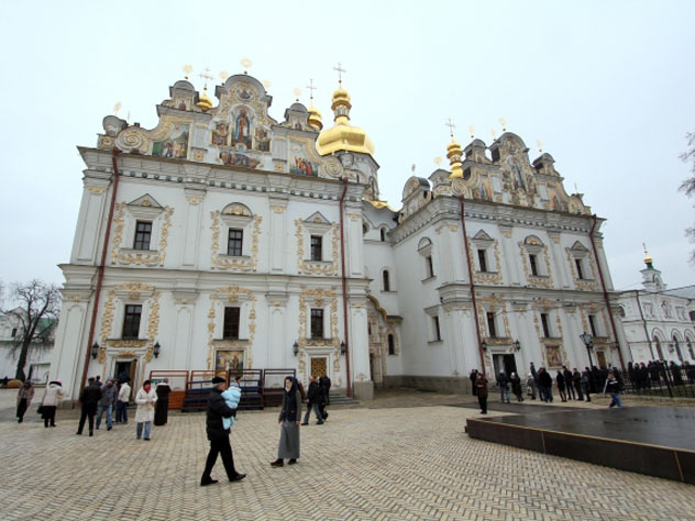 У Киево-Печерской Лавры задержали около ста человек