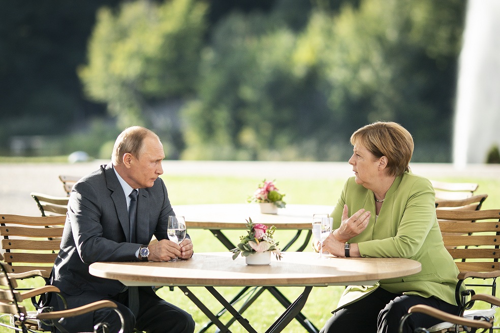 Путин подарил Меркель цветы