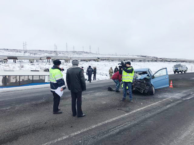 Легковое авто протаранило автобус