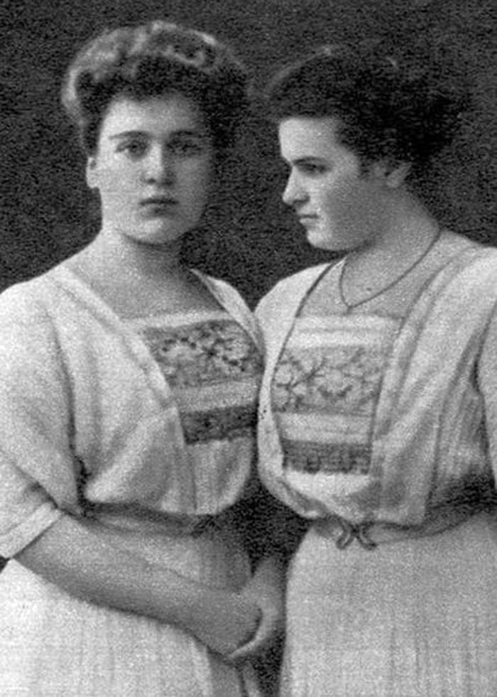 Сестры Мария и Вера (справа) Мухины. Источник: Youtube