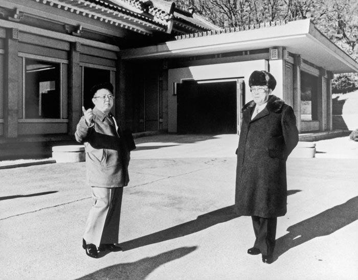 Президент КНДР Ким Ир Сен (справа) и Верховный главнокомандующий Корейской народной армии Ким Чен Ир у загородного дома в предместье Пхеньяна. Фото: ИТАР-ТАСС
