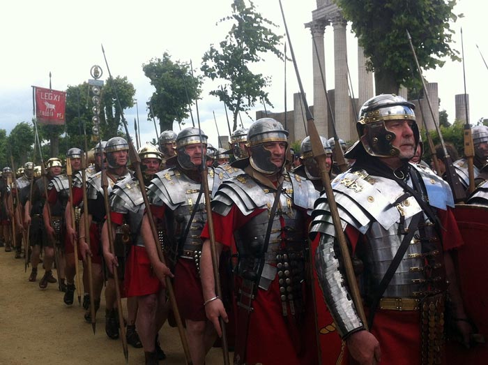 Римские легионеры на марше (реконструкция). Источник: pixabay.com