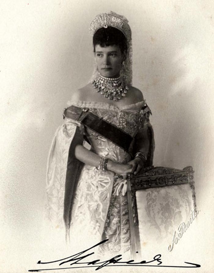 Мария Федоровна в русском платье с колье и диадемой, 1883 г. Источник: Wikimedia.org