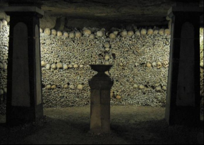 Склеп погребального светильника в парижских катакомбах