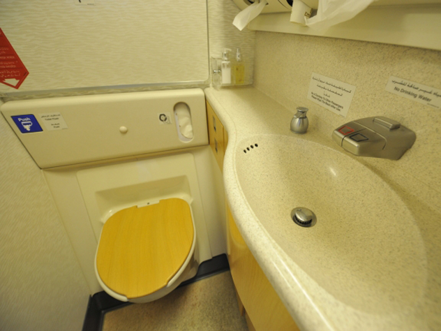 Стюардессы рассказали жуткую правду о гигиене в самолетах