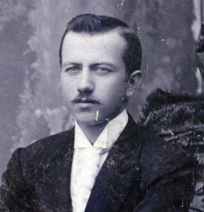 Талантливый врач и любимый муж Веры Мухиной Алексей Замков. Источник: wikipedia.org