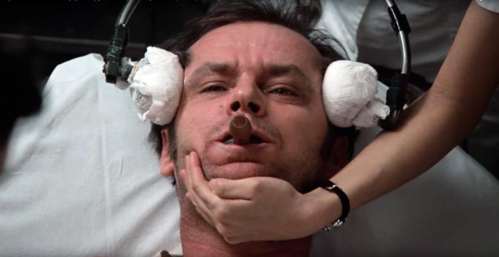 Электросудорожную терапию много лет применяли в попытках лечить больных. Кадр из фильма «Пролетая над гнездом кукушки»