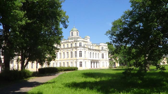 Разумовский мог позволить себе легко расставаться с деньгами. Один из его дворцов в Петергофе. Источник: wikimedia