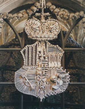 Костница в Кутна-Гора, герб Шварценбергов, сложенный из настоящих костей