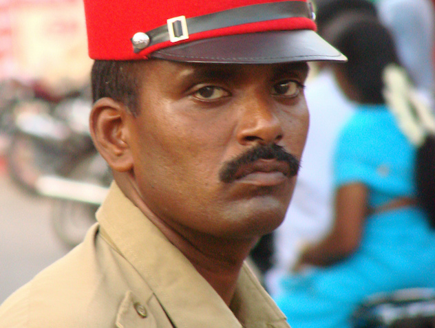 полиция Индии лицо мужчина суровый