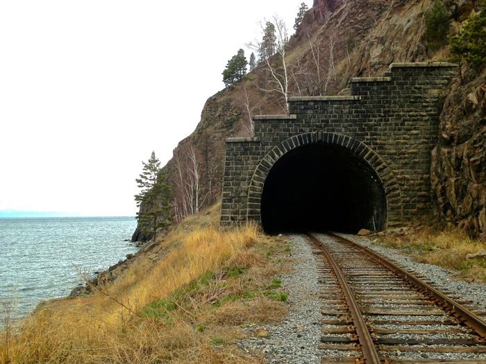В заброшенных тоннелях Кругобайкалки бродят призраки... Источник: pxhere.com