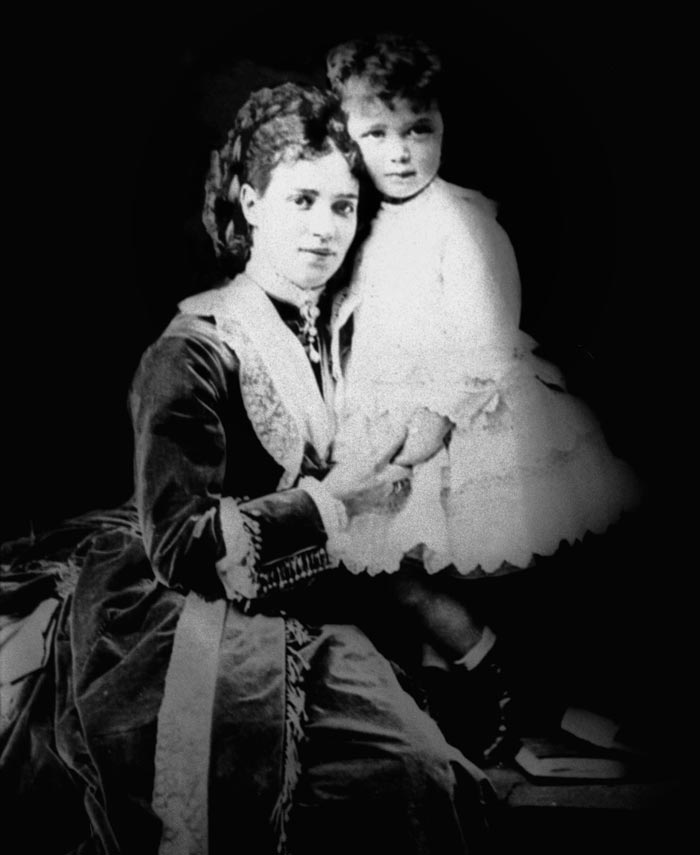 Великая княжна Мария Федоровна, урожденная принцесса датская Дагмара с сыном на руках - Великим князем Николаем Александровичем, будущим императором Николаем II. Фото: С.Мамонтов/ИТАР-ТАСС