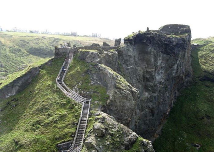 Вид на Тинтагель снизу