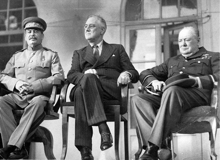 Иосиф Сталин, президент США Франклин Делано Рузвельт и премьер-министр Великобритании Уинстон Черчилль на Тегеранской конференции, 1943 г. Источник: wikimedia.org