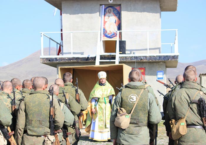Российские солдаты во время богослужения в день Покрова Пресвятой Богородицы. Армения. 2014 год. Источник: Министерство обороны России