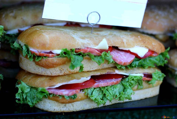 Самый простой вариант сэндвича: колбаса, сыр, салат. Фото: torange.biz