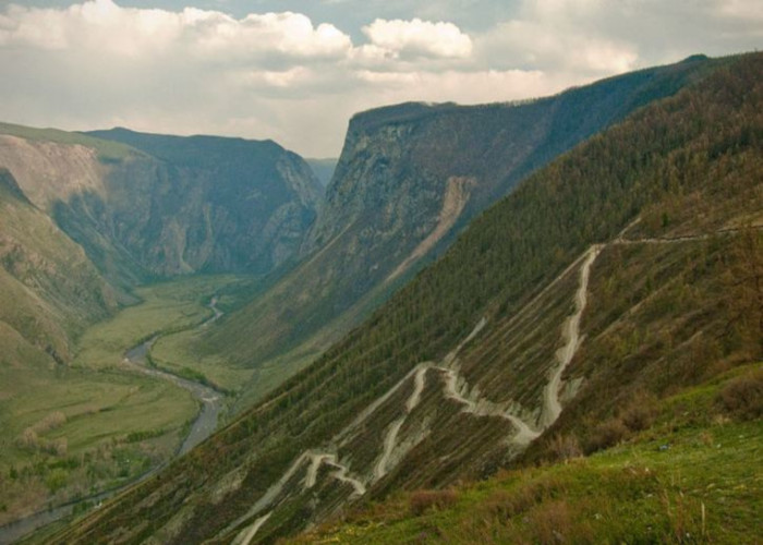 Перевал Кату-Ярык, 800 метрами ниже река Чулышман