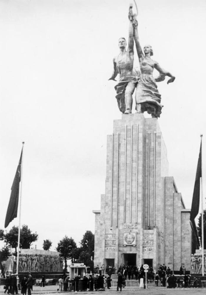 Скульптурная композиция в Париже на 34-метровом постаменте. 1937 год. Источник: wikipedia.org