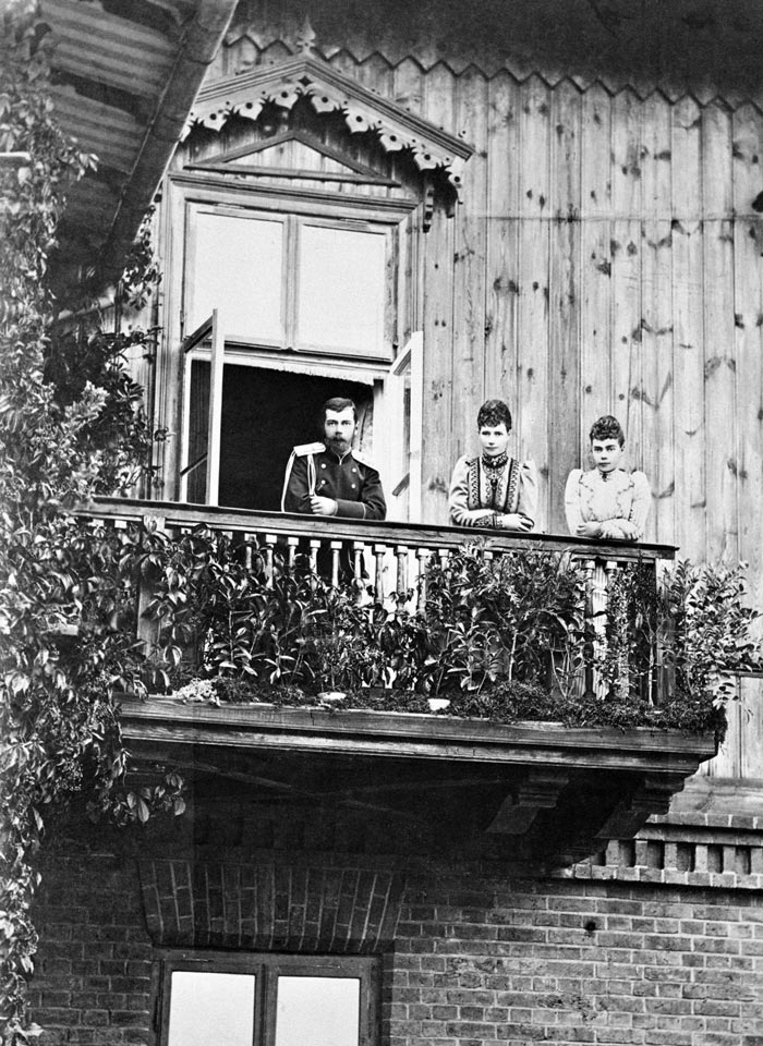 Цесаревич Николай Александрович, императрица Мария Федоровна и великая княжна Ксения Александровна на балконе дворца в Спале. Фото: РГАСПИ/ИТАР-ТАСС