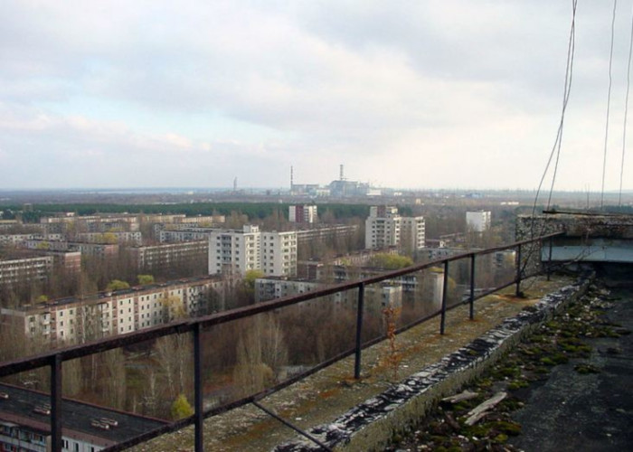 Припять. Вид на Чернобыльскую АЭС и город с крыши жилого дома