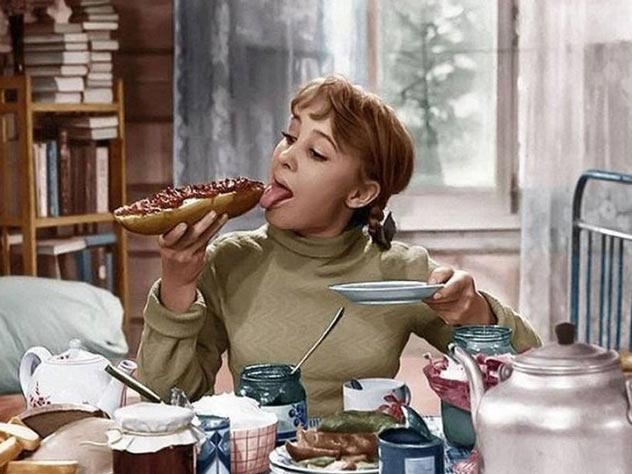 В руках у Тоси — открытый сэндвич. Кадр из фильма «Девчата», 1961 г.