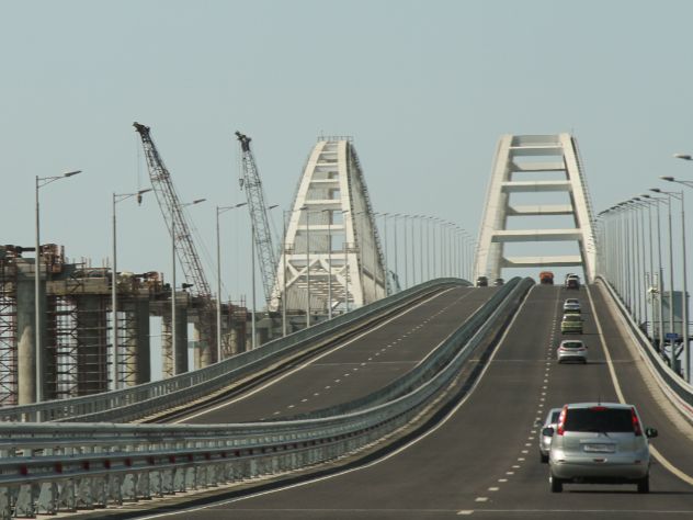 Грузовое движение по Крымскому мосту открыто