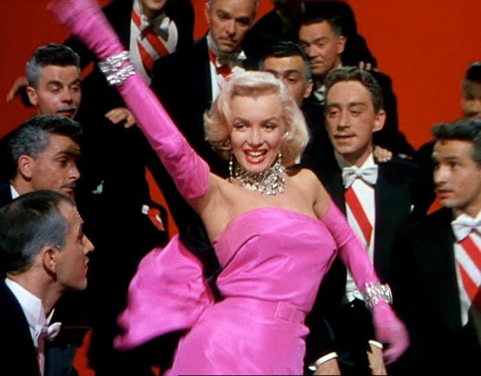Джентльмены, разумеется, предпочитают блондинок, - особенно в розовых платьях