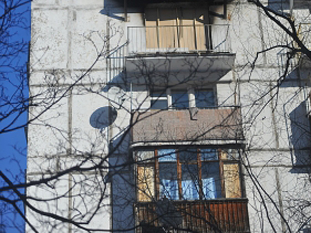 Мальчик выпал с балкона на 4-м этаже