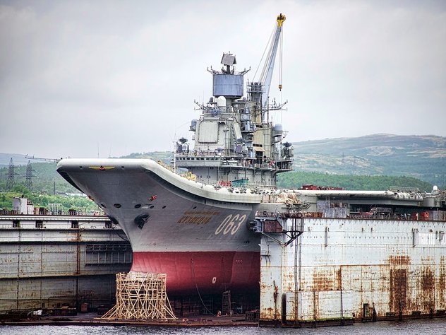 Упавший кран оставил в «Адмирале Кузнецове» пятиметровую пробоину
