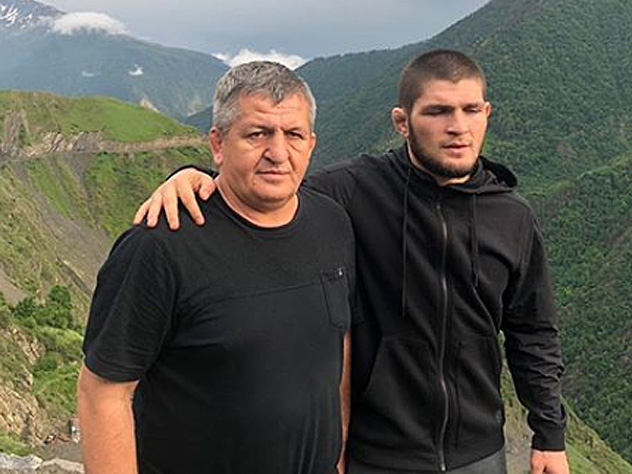 Отец Нурмагомедова не знает, когда сын вернется в Россию