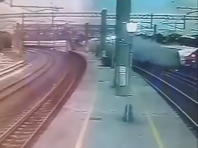 Драматичный момент крушения поезда на Тайване попал на видео