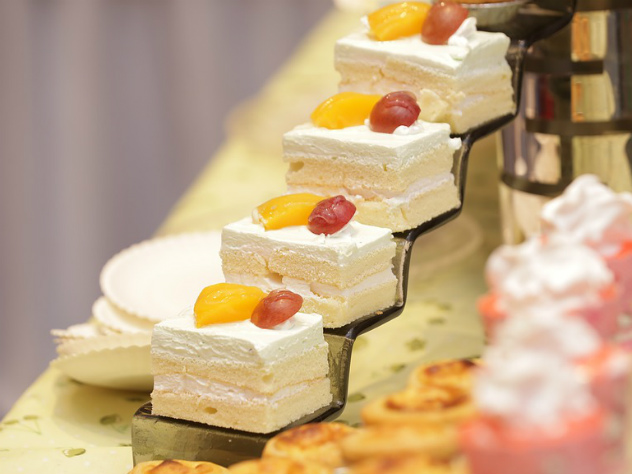 француз кормил детей пирожными