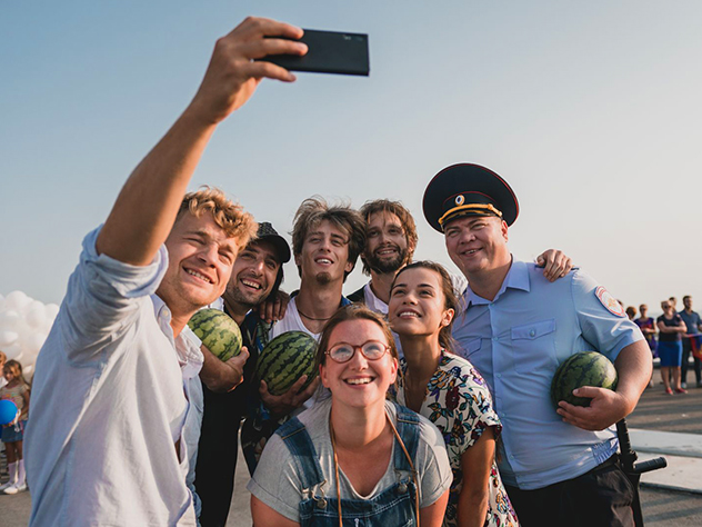 Кадр из фильма «Крымский мост. Сделано с любовью!»