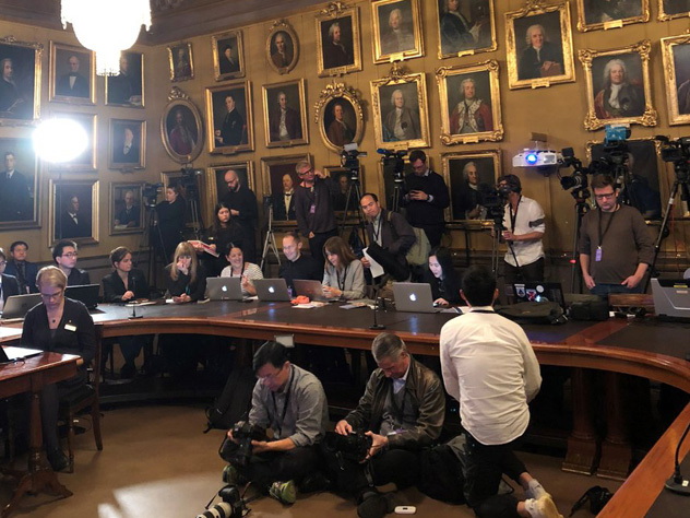 Нобелевскую премию по физике поделили трое ученых