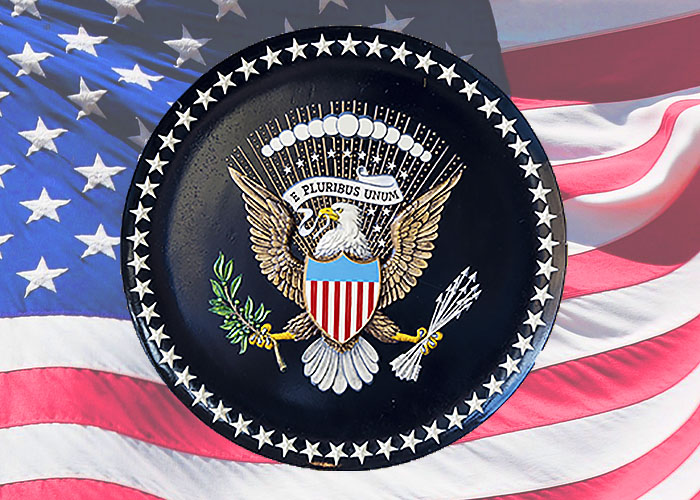 В Кремле проходила встреча Владимира Путина с советником президента США по нацбезопасности Джоном Болтоном. В ходе беседы российский лидер заинтересовался вопросом, что же из изображенного на гербе Соединенных Штатов соответствует действительности. Как известно, на американской государственной эмблеме красуется орлан в одной из лап которого зажато 13 стрел, а в другой - 13 оливковых веток. Напомнив об этом, Владимир Путин спросил неожиданно: «Ваш орлан уже все оливки склевал и остались одни стрелы?». Эта реплика президента вызвала общий смех, как и ответ Болтона: «Но оливковую ветвь, оливки я с собой не привез». В целом же р