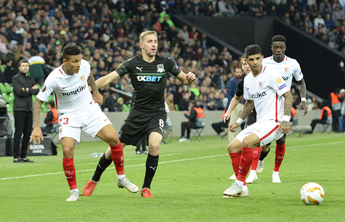 Юрий Газинский противостоит игрокам «Севильи»