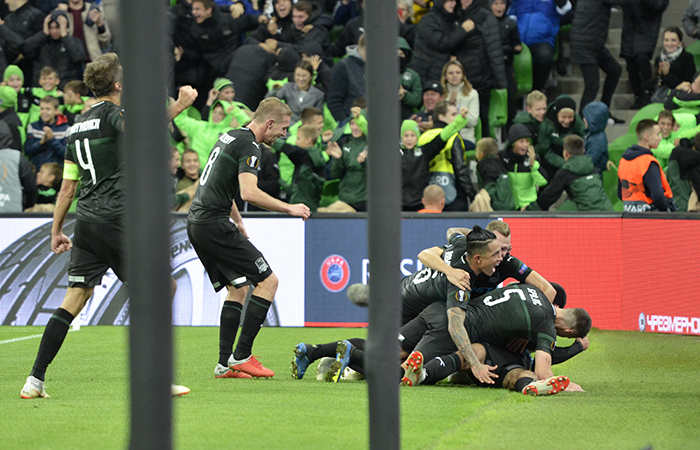 «Краснодар» празднует гол Торнике Окриашвили в матче с «Севильей»