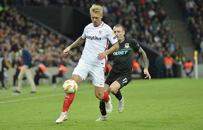 Павел Мамаев догоняет игрока «Севильи»