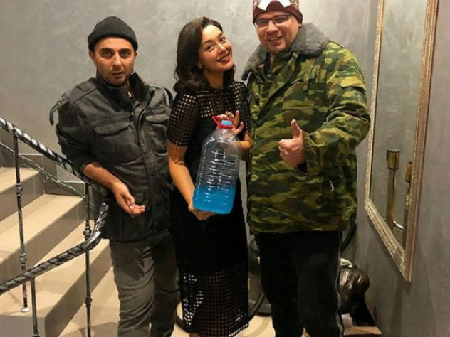 Марина Кравец показала Харламова и Карибидиса в образах гопников