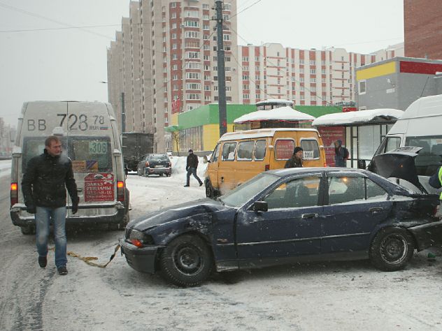 Коммунальщики вышли на обработку дорог