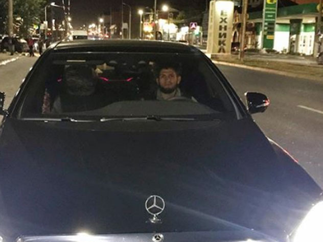 Кадыров подарил Нурмагомедову Mercedes