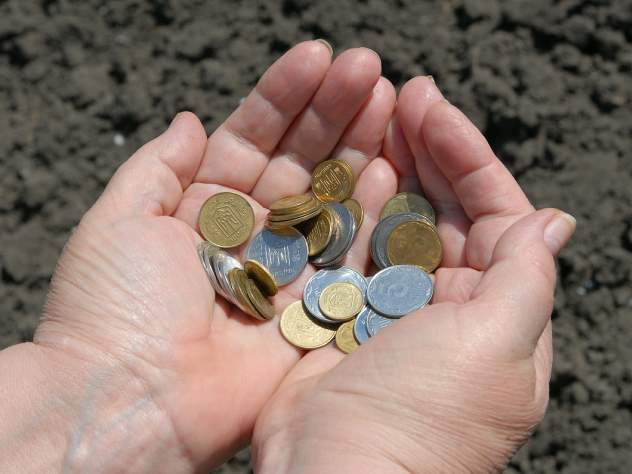 Врачам выдали зарплату монетами