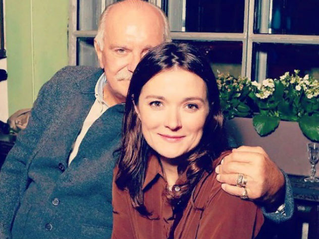 Надя Михалкова поделилась в Интернете трогательным снимком с отцом