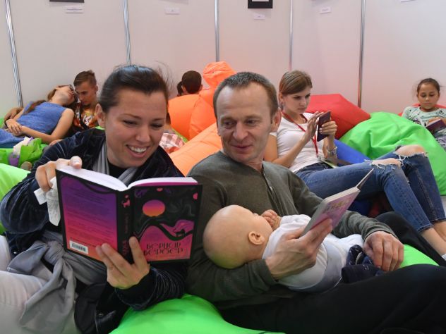 Сколько людей в России читают книги