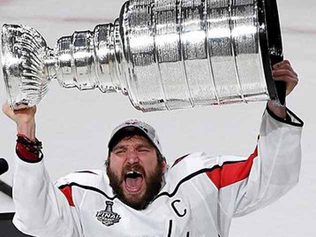 Александр Овечкин меняет подгузники - Анастасия Шубская