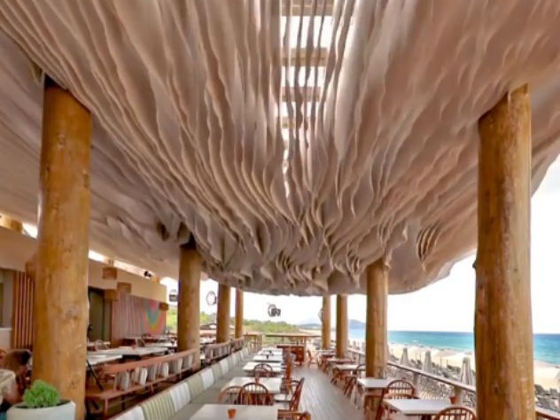 Необычный потолок в греческом ресторане бьет рекорды просмотров